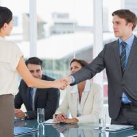 Uścisk dłoni w celu przypieczętowania umowy po spotkaniu rekrutacyjnym w biurze