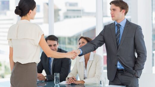 Uścisk dłoni w celu przypieczętowania umowy po spotkaniu rekrutacyjnym w biurze